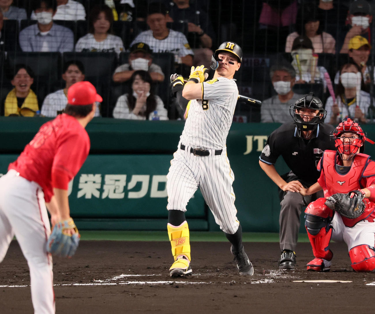 阪神対広島　2回裏阪神無死、佐藤輝は中越えソロ本塁打を放つ。投手は床田（撮影・加藤哉）