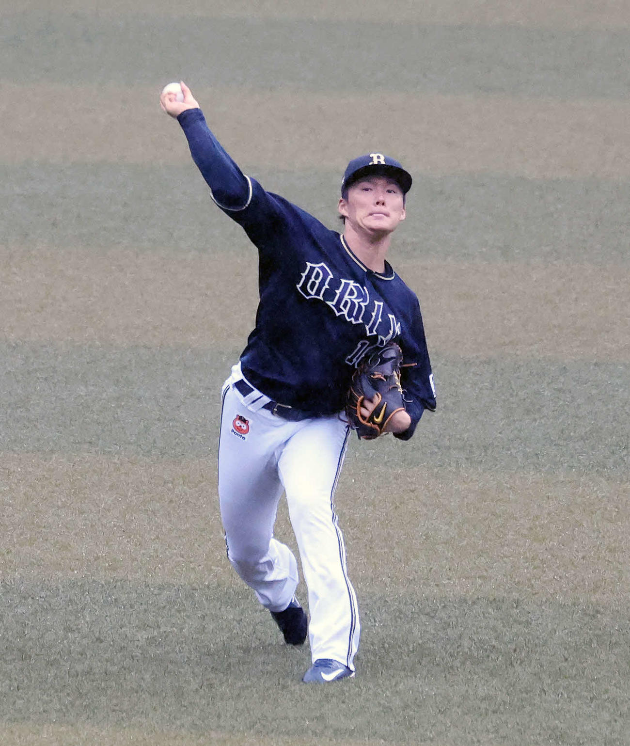 キャッチボールするオリックス山本由伸（撮影・鈴木正人）