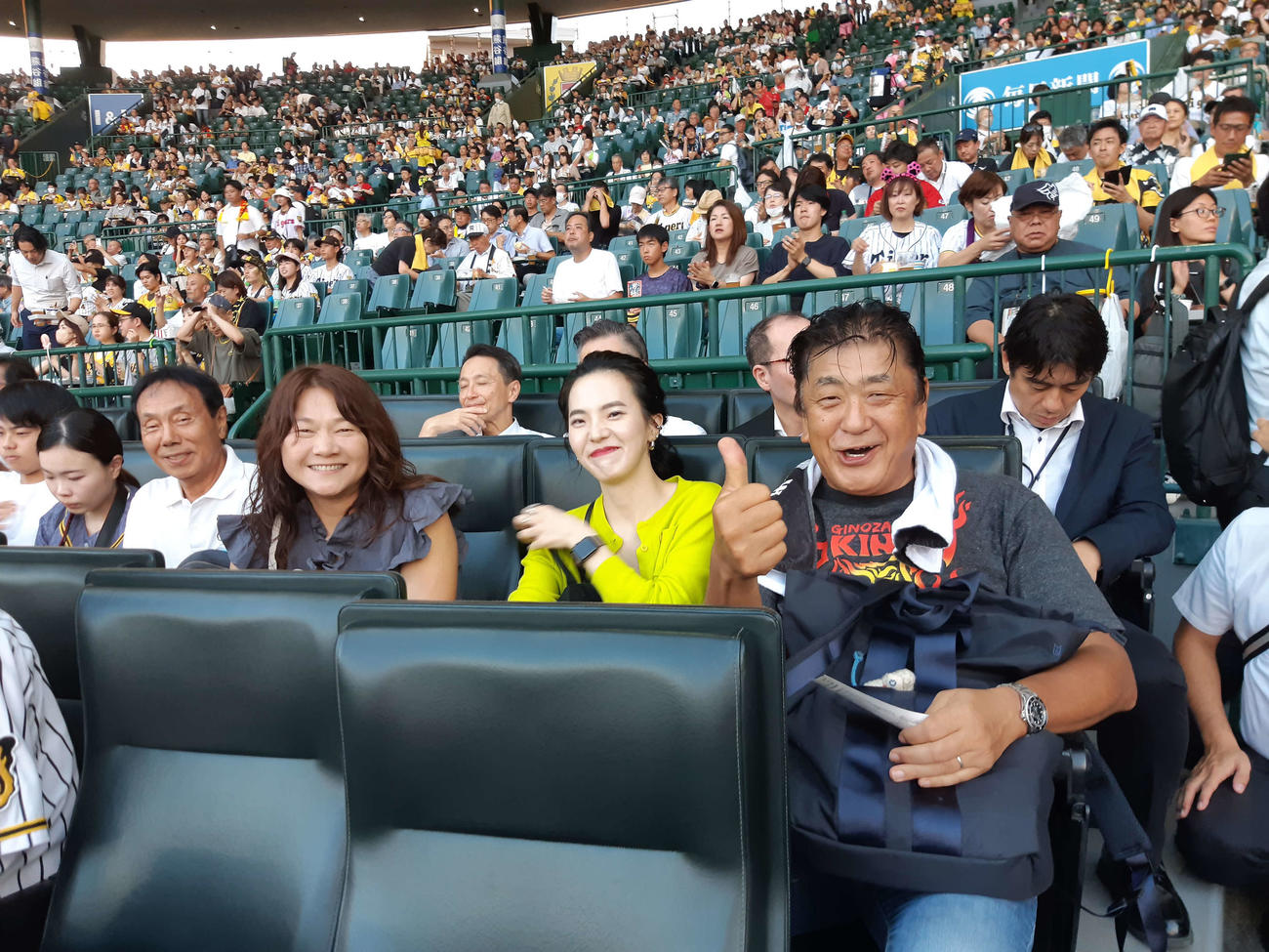 観戦した阪神戦は全勝の世界的指揮者・佐渡裕さんも「イェーイ」のポーズで盛り上がる（撮影・寺尾博和）