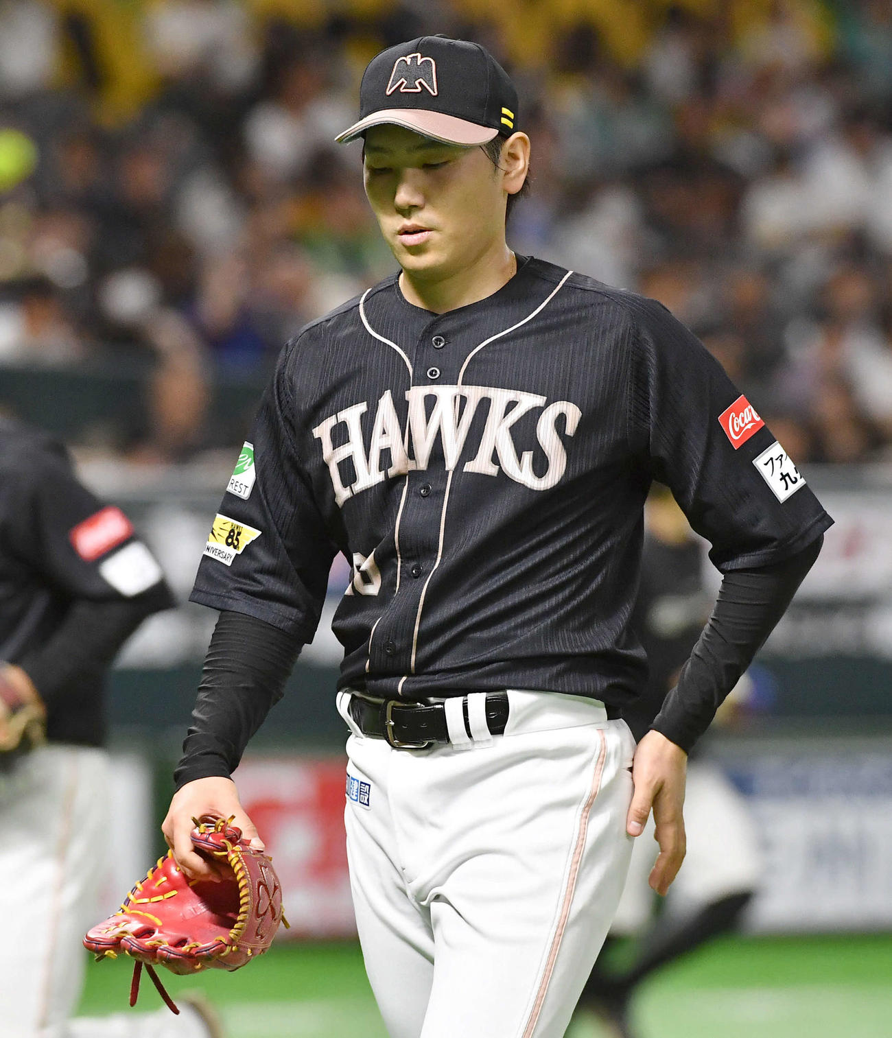 ソフトバンク対楽天　2回表、逆転を許した石川は厳しい表情でベンチへ戻る（撮影・岩下翔太）