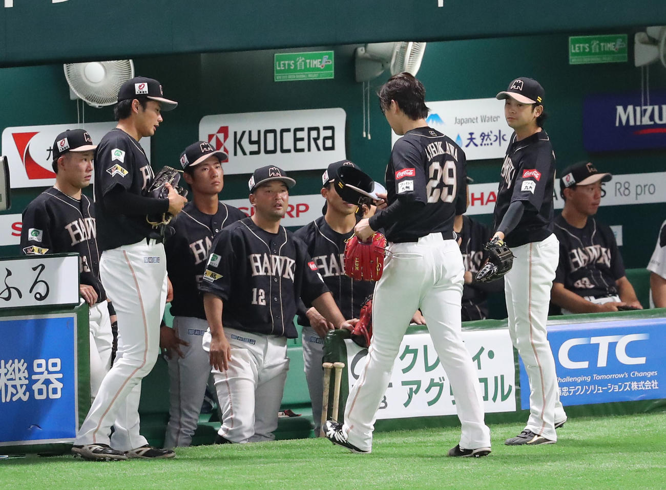ソフトバンク対楽天　5回途中で降板する石川（撮影・梅根麻紀）
