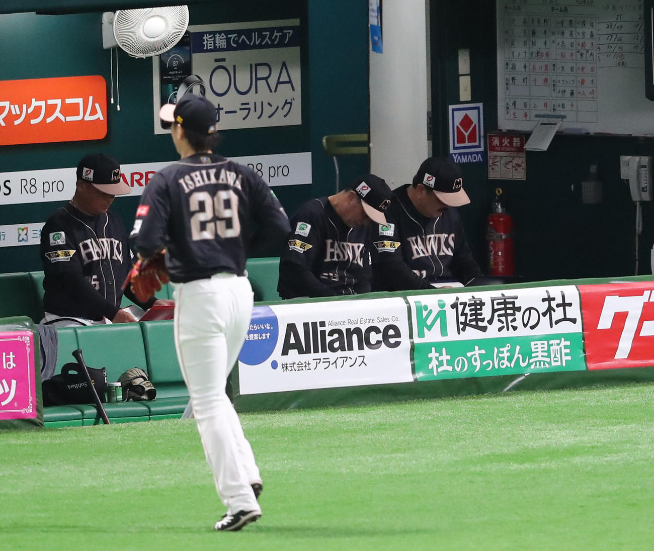 ソフトバンク対楽天　5回途中で降板する石川（撮影・梅根麻紀）
