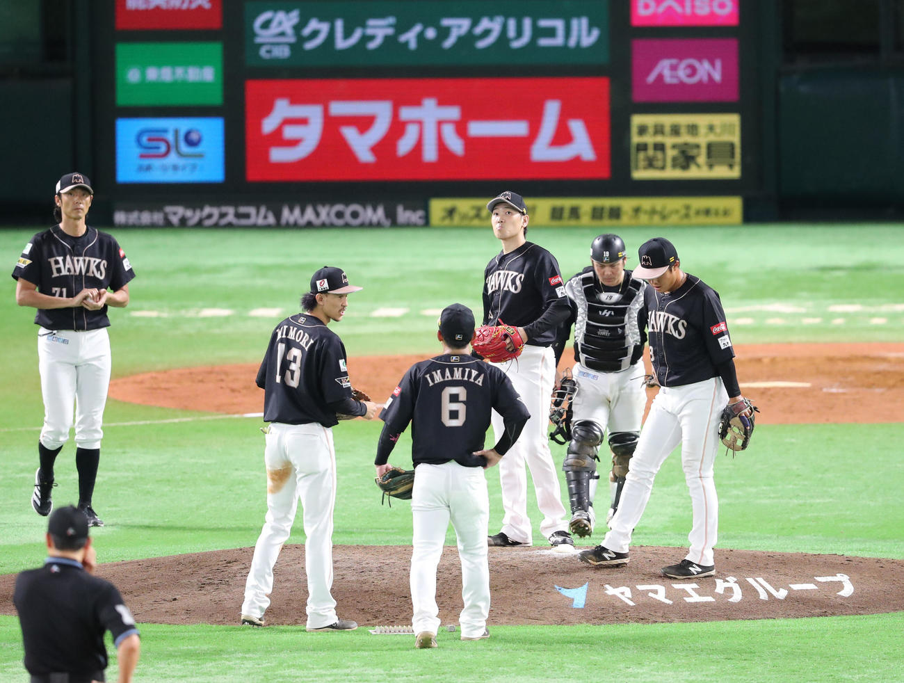 ソフトバンク対楽天　5回途中で降板する石川（撮影・梅根麻紀）