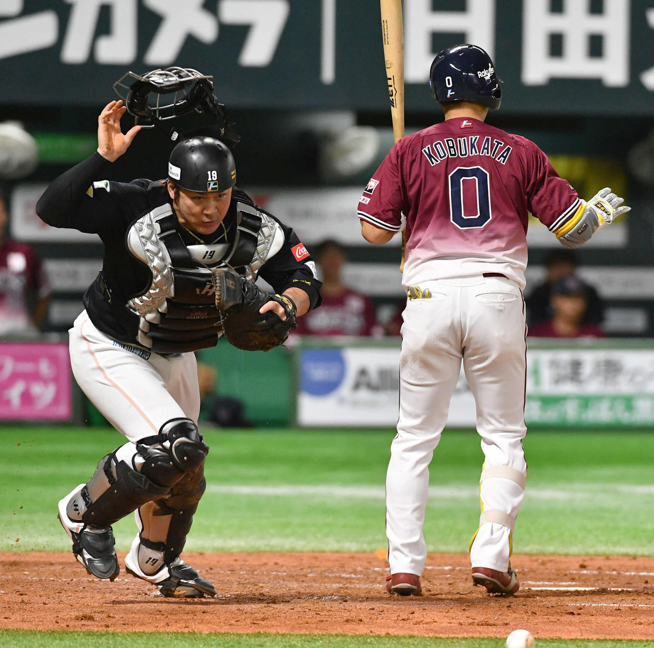 ソフトバンク対楽天　2回表楽天2死満塁、石川が暴投したボールをはじき、追いかける甲斐（撮影・岩下翔太）
