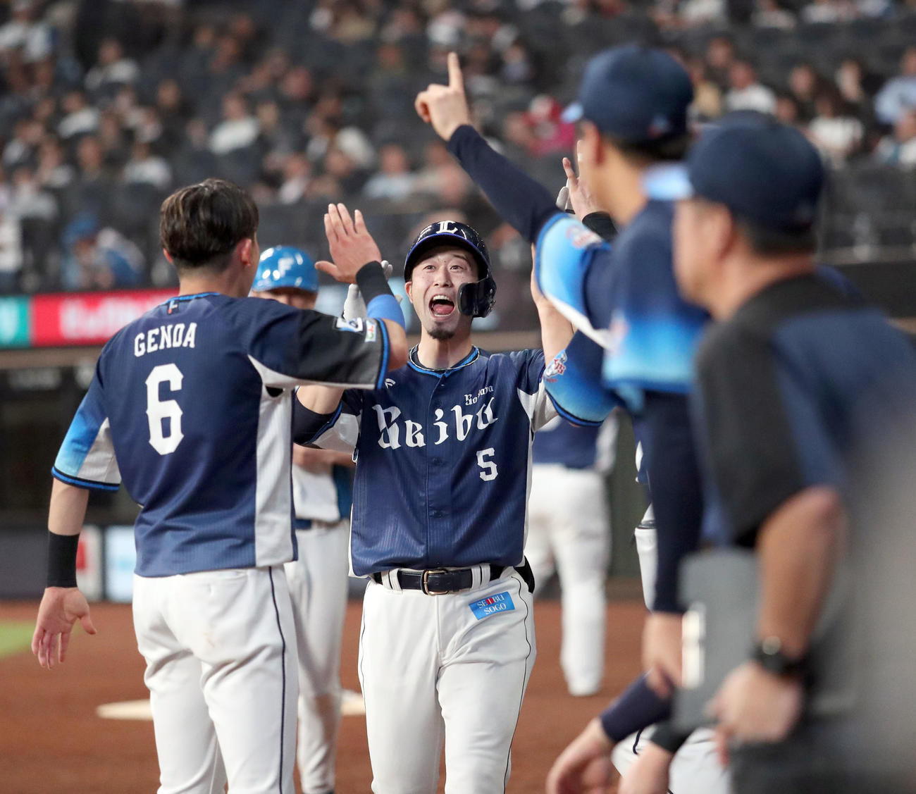 日本ハム対西武　6回表西武2死、外崎は左越え本塁打を放ちチームメートに出迎えられる（撮影・佐藤翔太）