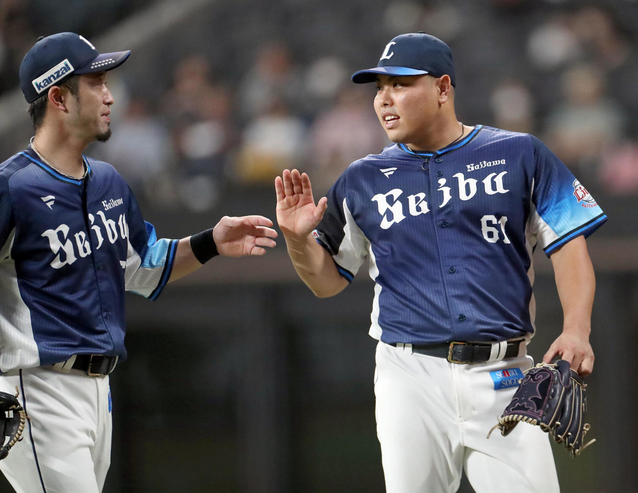 日本ハム対西武　6回裏を無失点に抑え外崎（左）とタッチをする平良（撮影・佐藤翔太）