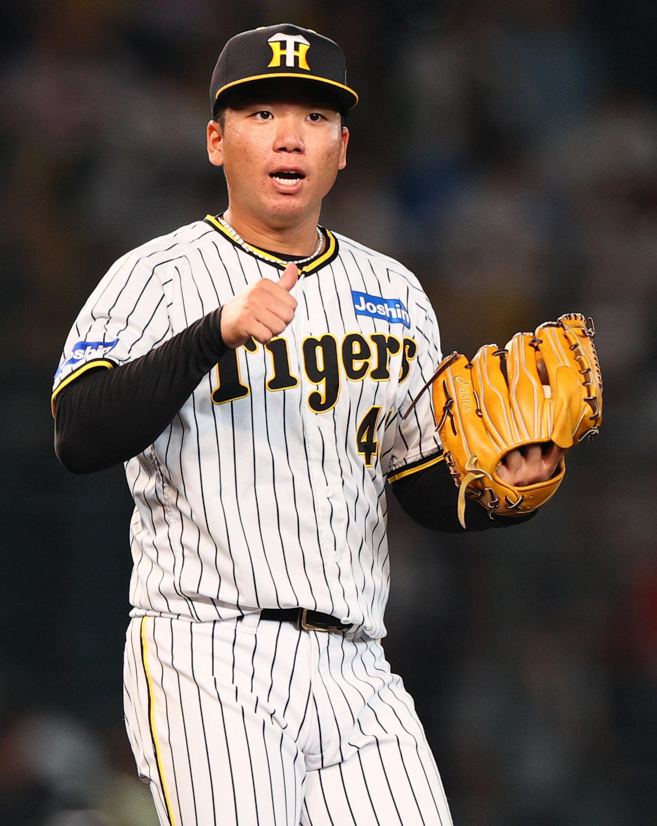 阪神対広島　6回表広島無死一塁、村上は秋山を遊飛に仕留めてサムアップ（撮影・上山淳一）