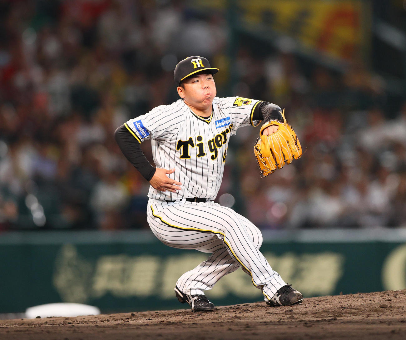 阪神対広島　5回表、マウンドでバランス崩す阪神村上（撮影・上山淳一）
