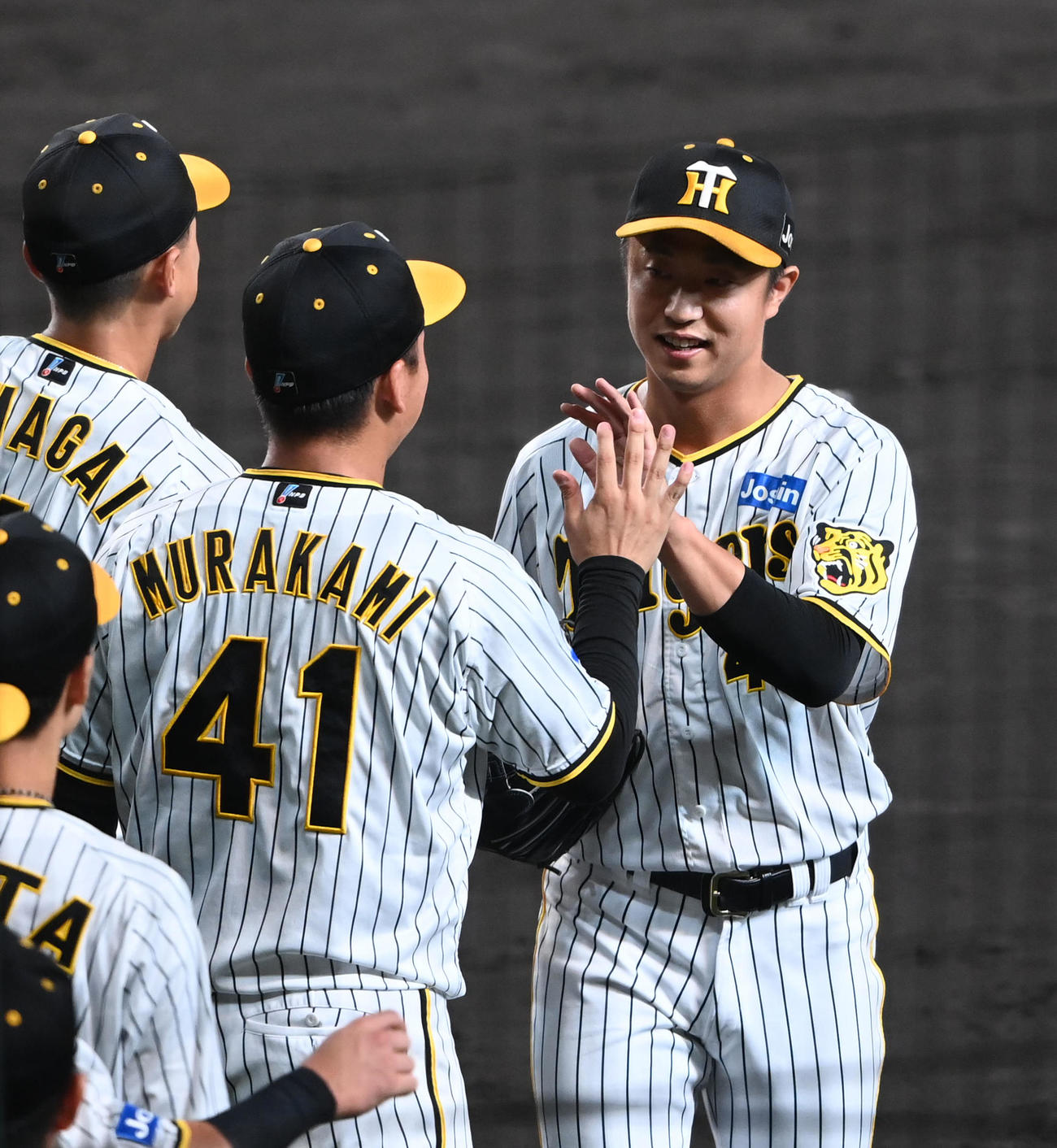 阪神対広島　8回、ピンチを抑えた島本（右）を迎える村上（撮影・前岡正明）