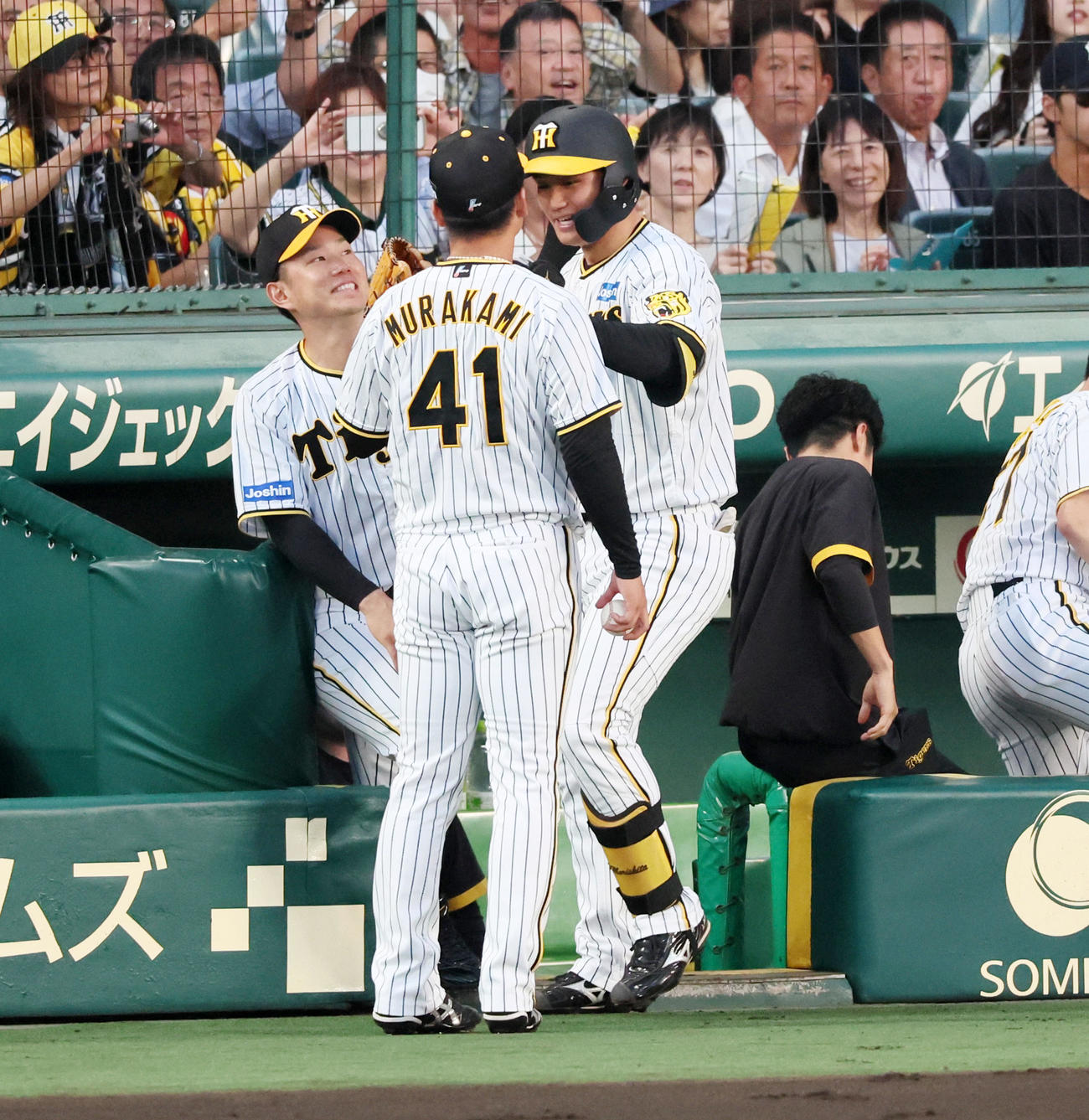 阪神対広島　1回裏阪神2死、森下は左越えソロ本塁打を放ち村上（左）とタッチ（撮影・加藤哉）
