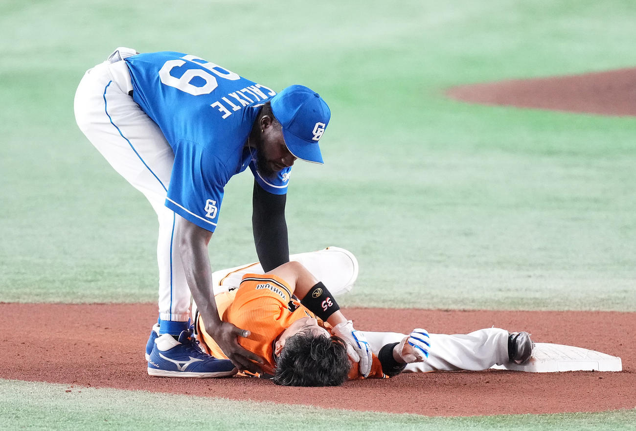 巨人対中日　8回裏巨人無死一塁、丸が空振り三振に倒れた後、二盗を試みた一塁走者門脇とぶつかり、心配する遊撃手カリステ（撮影・鈴木みどり）