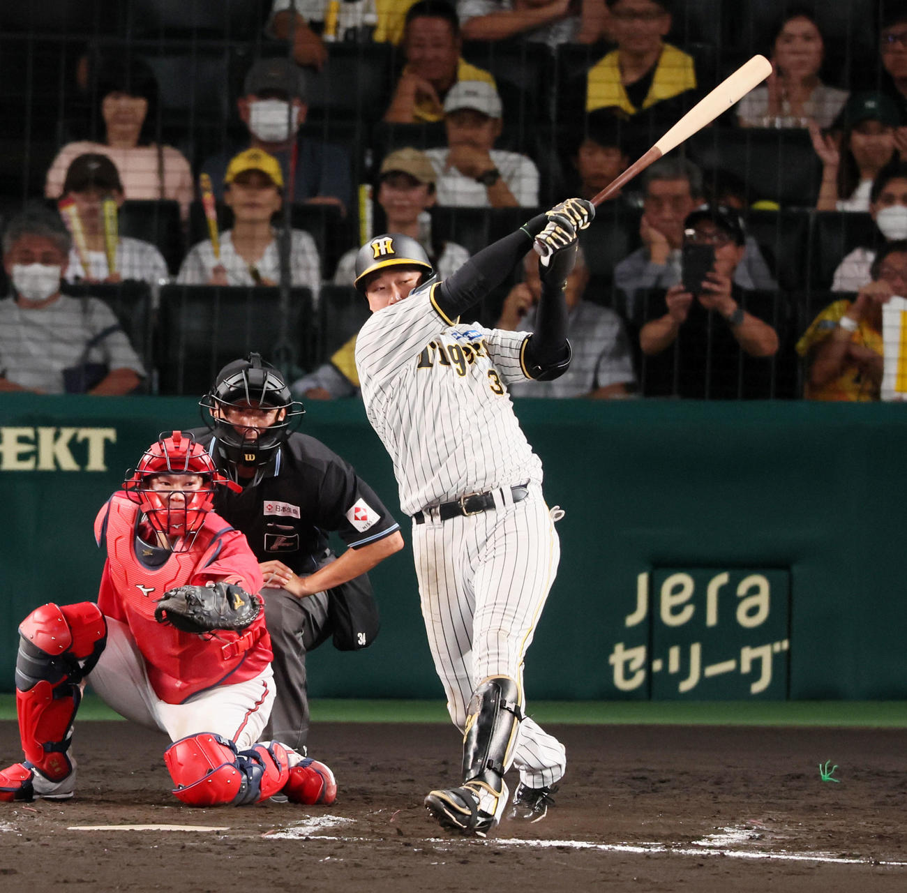 阪神対広島　8回裏阪神2死一塁、大山は左へ適時二塁打を放つ（撮影・加藤哉）