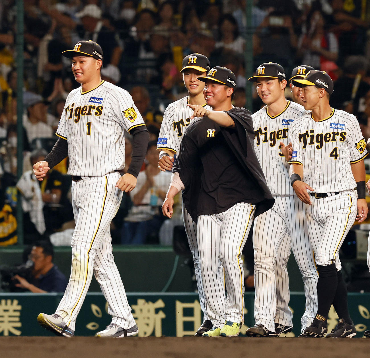 阪神対広島　広島に勝利し、喜ぶ阪神森下（左端）、村上（左から3人目）（撮影・藤尾明華）
