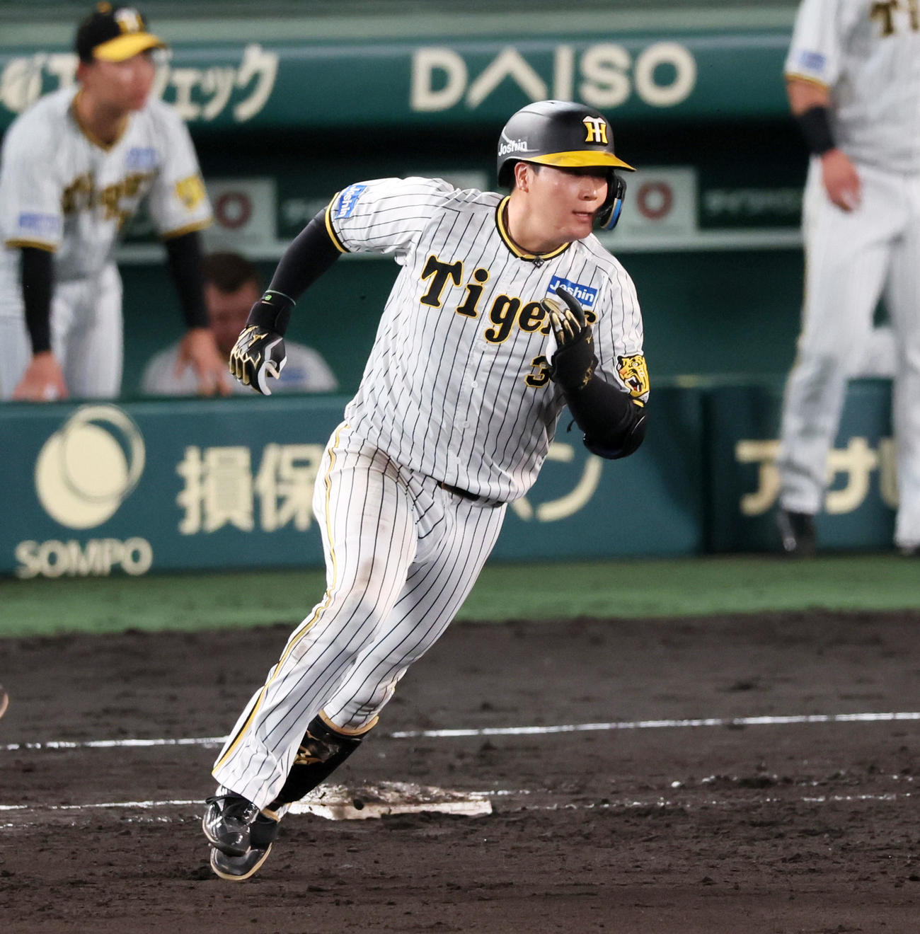 阪神対広島　8回裏阪神2死一塁、大山は左へ適時二塁打を放つ（撮影・加藤哉）