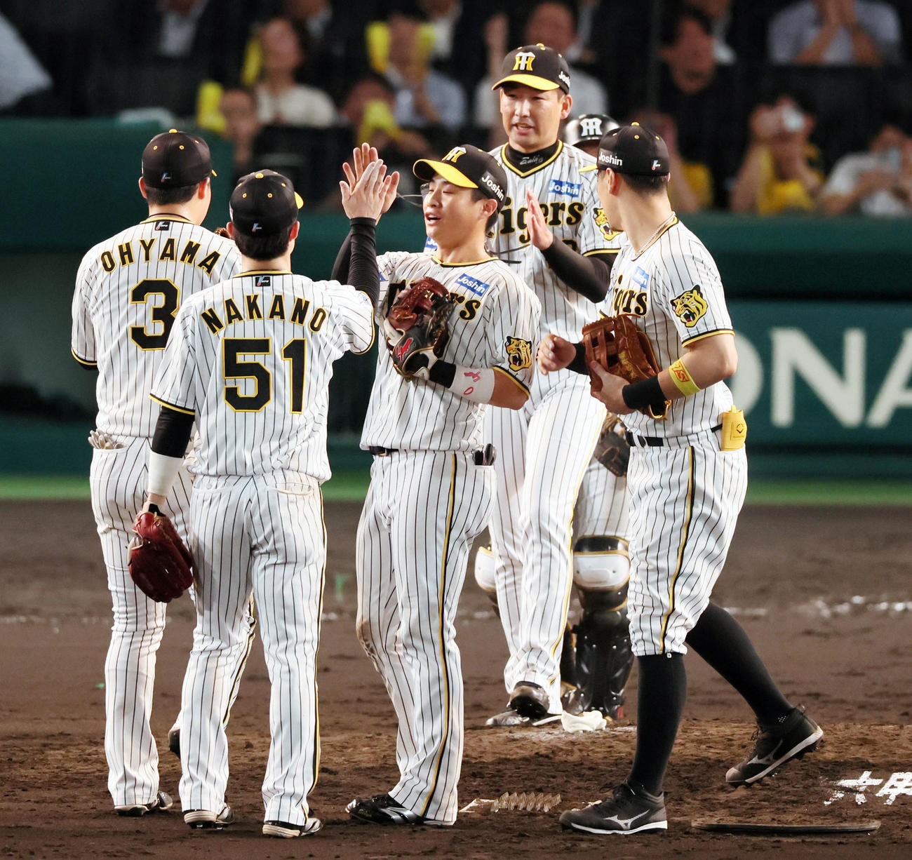 阪神対広島　広島に勝利しナインとタッチする岩崎ら阪神ナイン（撮影・加藤哉）