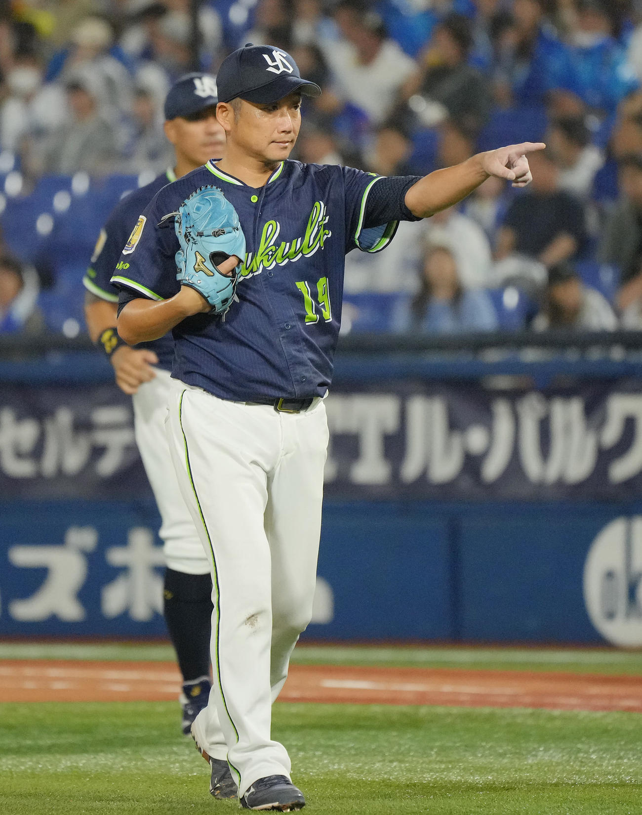 DeNA対ヤクルト　3回裏DeNAの攻撃を無失点に抑えバッテリーを組む古賀優大を指さすヤクルト先発の石川（撮影・垰建太）