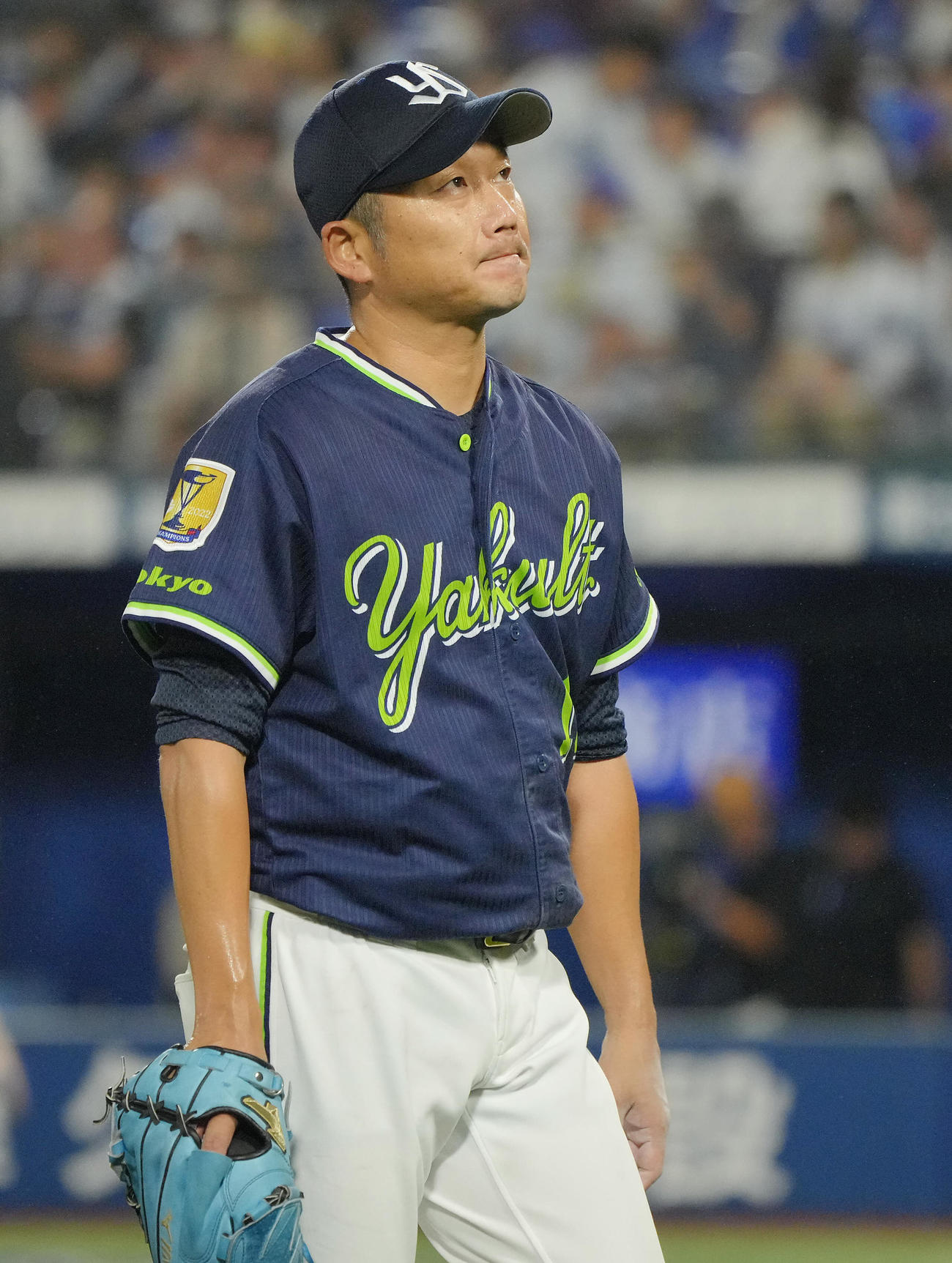 DeNA対ヤクルト　3回裏DeNAの攻撃を無失点に抑えるも渋い表情で引き揚げるヤクルト先発の石川（撮影・垰建太）