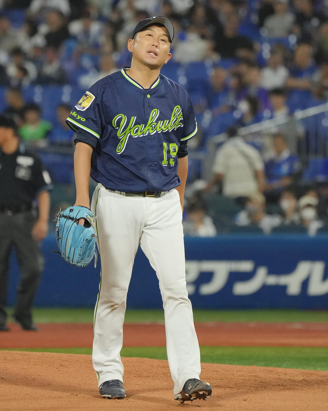 DeNA対ヤクルト　4回裏DeNAの攻撃を無失点に抑えるも納得いかない様子で引き揚げるヤクルト先発の石川（撮影・垰建太）