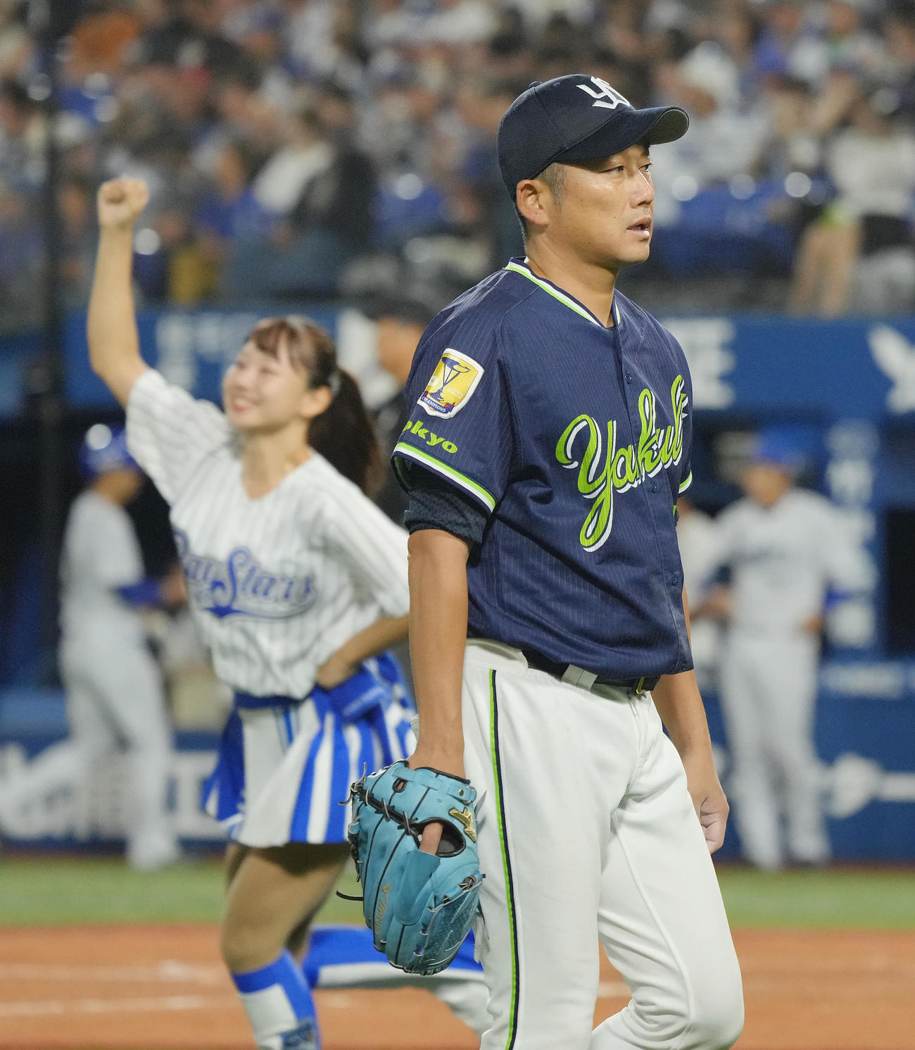DeNA対ヤクルト　4回裏DeNAの攻撃を無失点に抑えるも納得いかない様子で引き揚げるヤクルト先発の石川（撮影・垰建太）