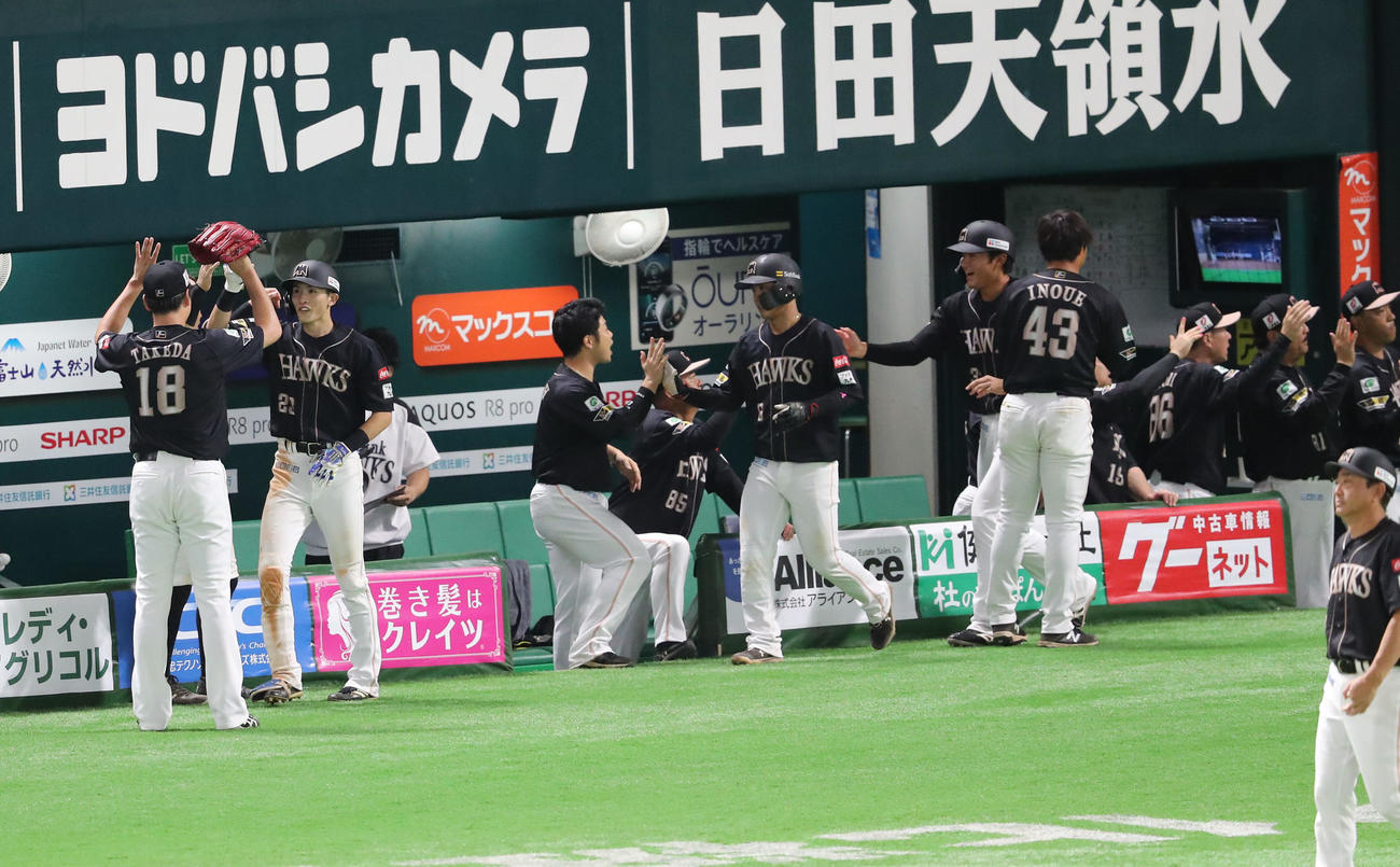 ソフトバンク対楽天　6回裏ソフトバンク2死満塁、周東は右越えに満塁本塁打を放つ、大喜びのナイン（撮影・梅根麻紀）