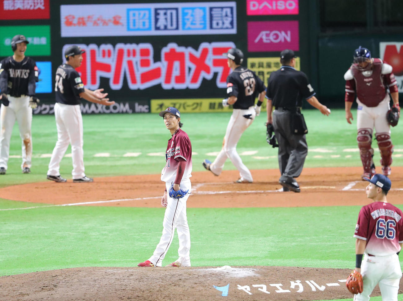 ソフトバンク対楽天　6回裏ソフトバンク2死満塁、周東に右越え満塁本塁打を浴びた岸（撮影・梅根麻紀）
