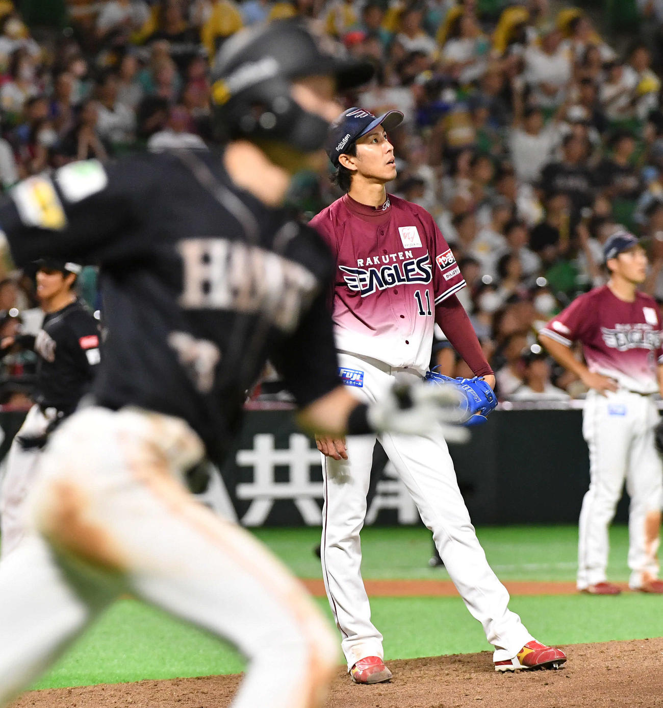 ソフトバンク対楽天　6回裏ソフトバンク2死満塁、周東（左）に右越え満塁本塁打を打たれた岸（撮影・岩下翔太）