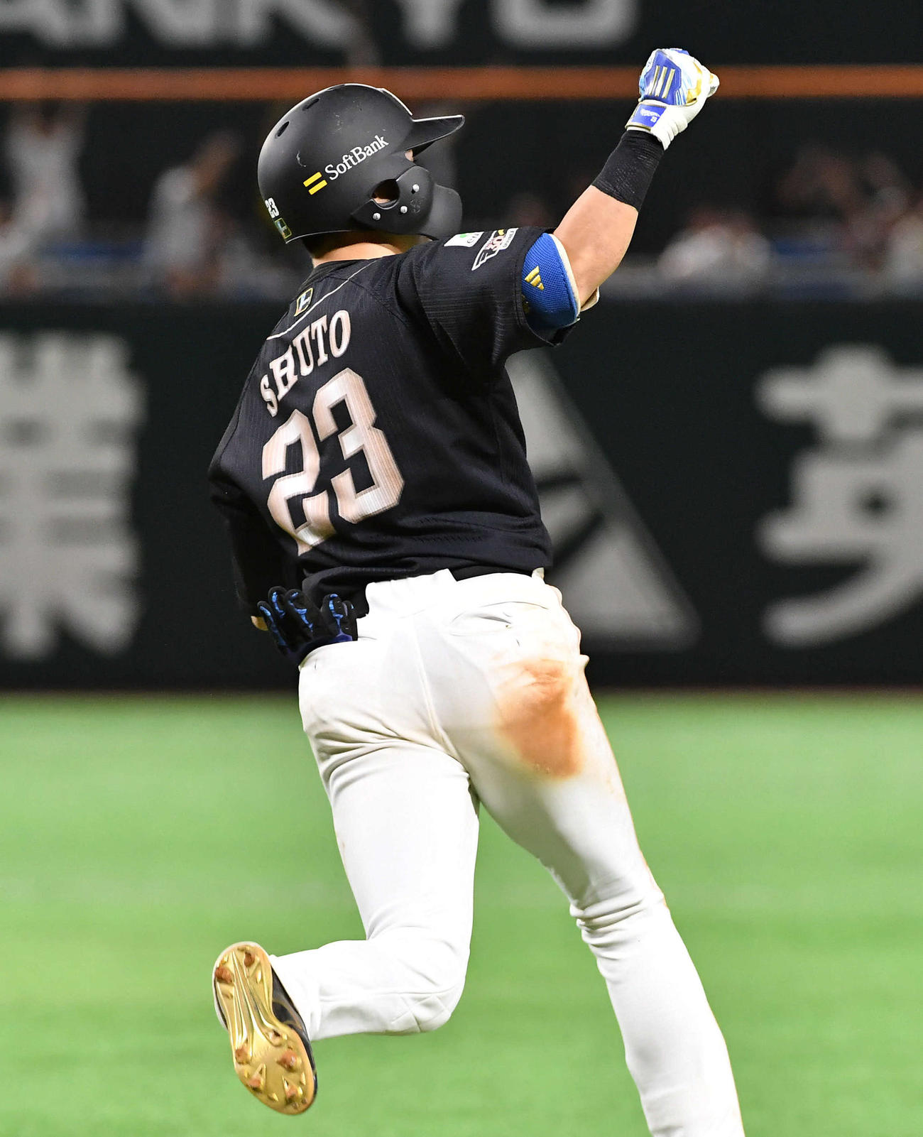 ソフトバンク対楽天　6回裏ソフトバンク2死満塁、右越え満塁本塁打を放ち、ガッツポーズしながら一塁を回る周東（撮影・岩下翔太）
