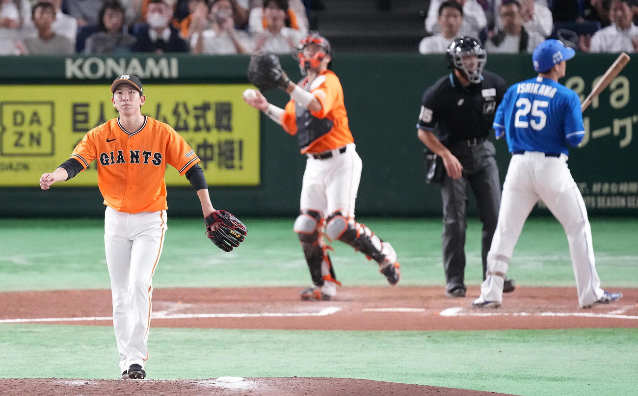 巨人対中日　10回表中日1死、石川昂を見逃し三振に仕留める戸郷（撮影・鈴木みどり）