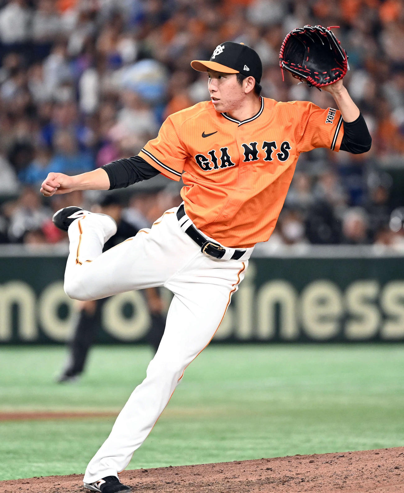 巨人対中日　力投する巨人先発の戸郷（撮影・たえ見朱実）