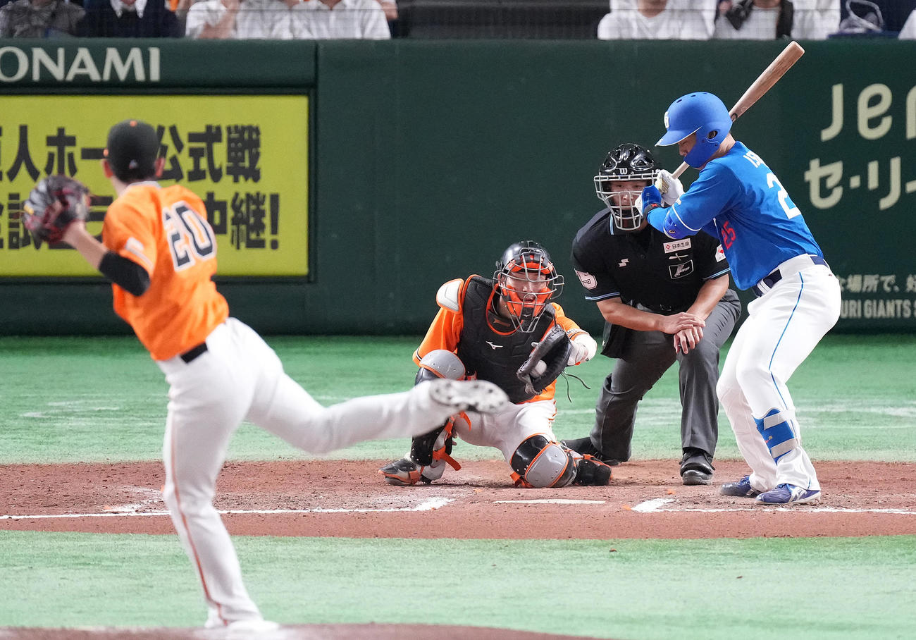 巨人対中日　10回表中日1死、見逃し三振に倒れる石川昂。投手戸郷（撮影・鈴木みどり）