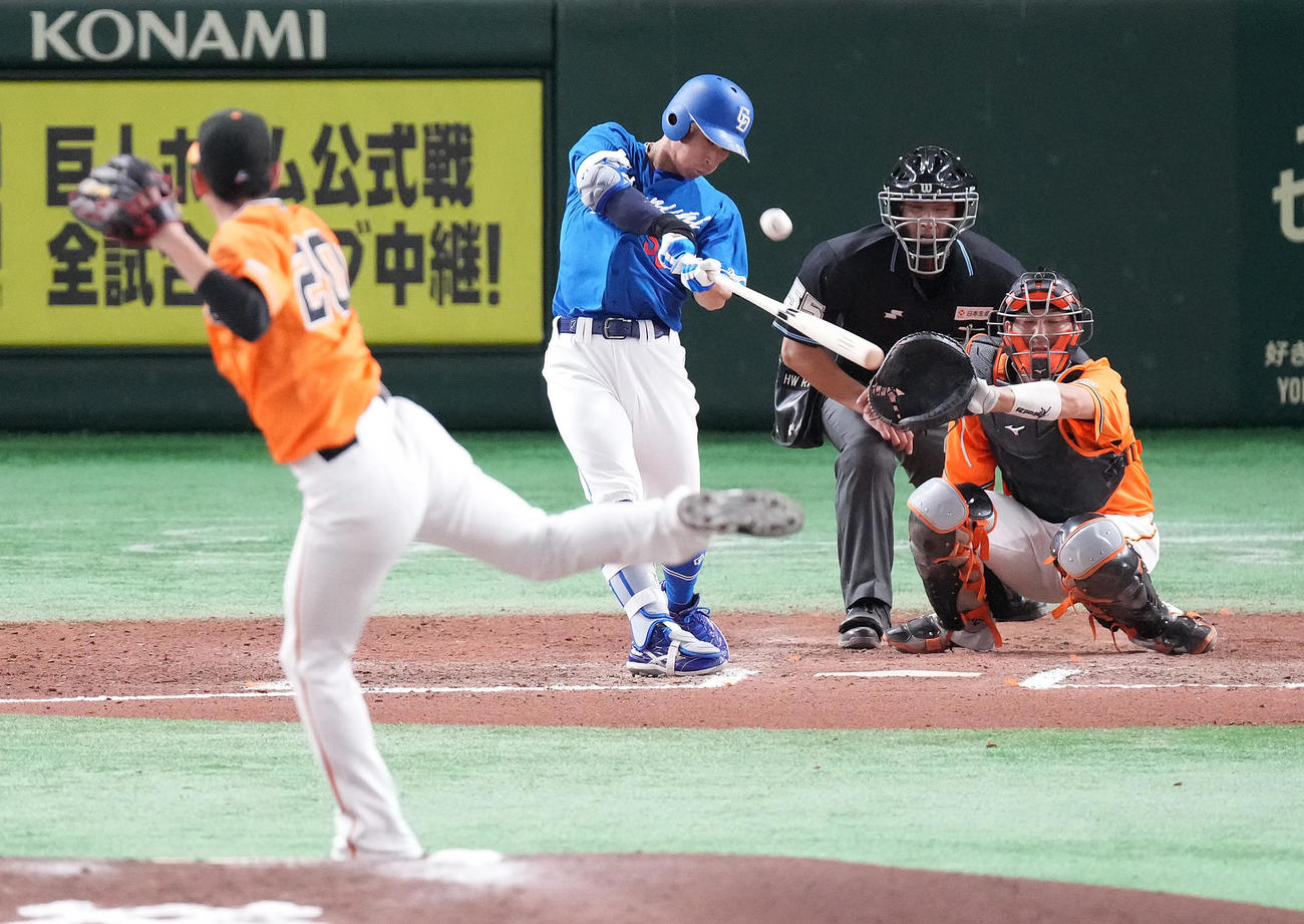 巨人対中日　10回表中日2死一塁、右飛に倒れる代打後藤。投手戸郷（撮影・鈴木みどり）