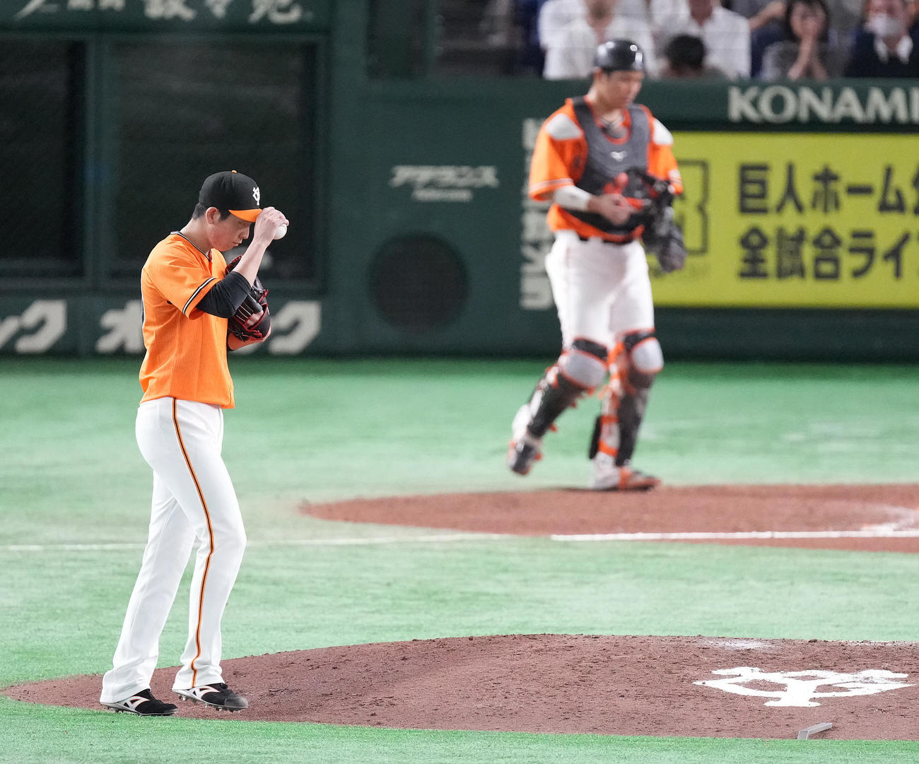 巨人対中日　10回表のマウンドに向かう巨人先発戸郷（撮影・鈴木みどり）