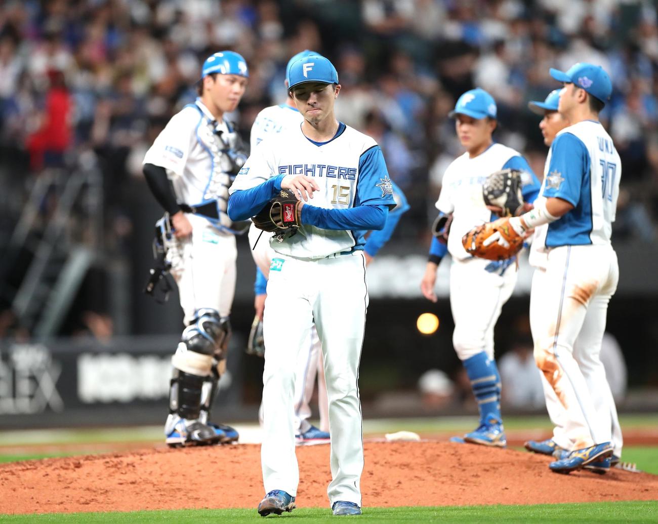 日本ハム対西武　7回途中降板する上沢（撮影・黒川智章）