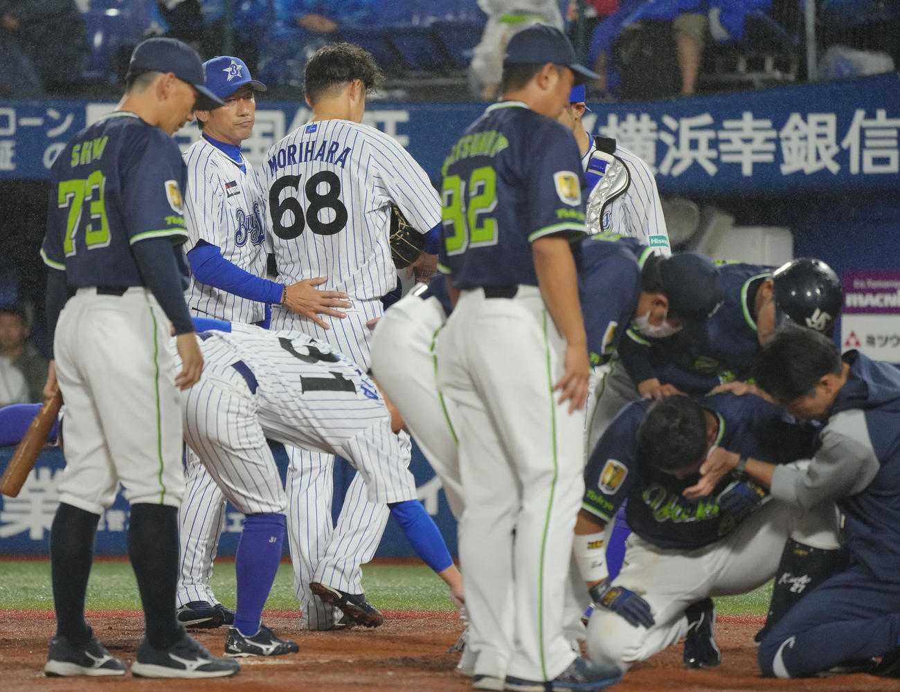 DeNA対ヤクルト　9回表ヤクルト1死一塁、中村（手前右）に危険球退場となった森原（68番）にひと声かけマウンドへ向かう三浦監督（左から2人目）（撮影・垰建太）