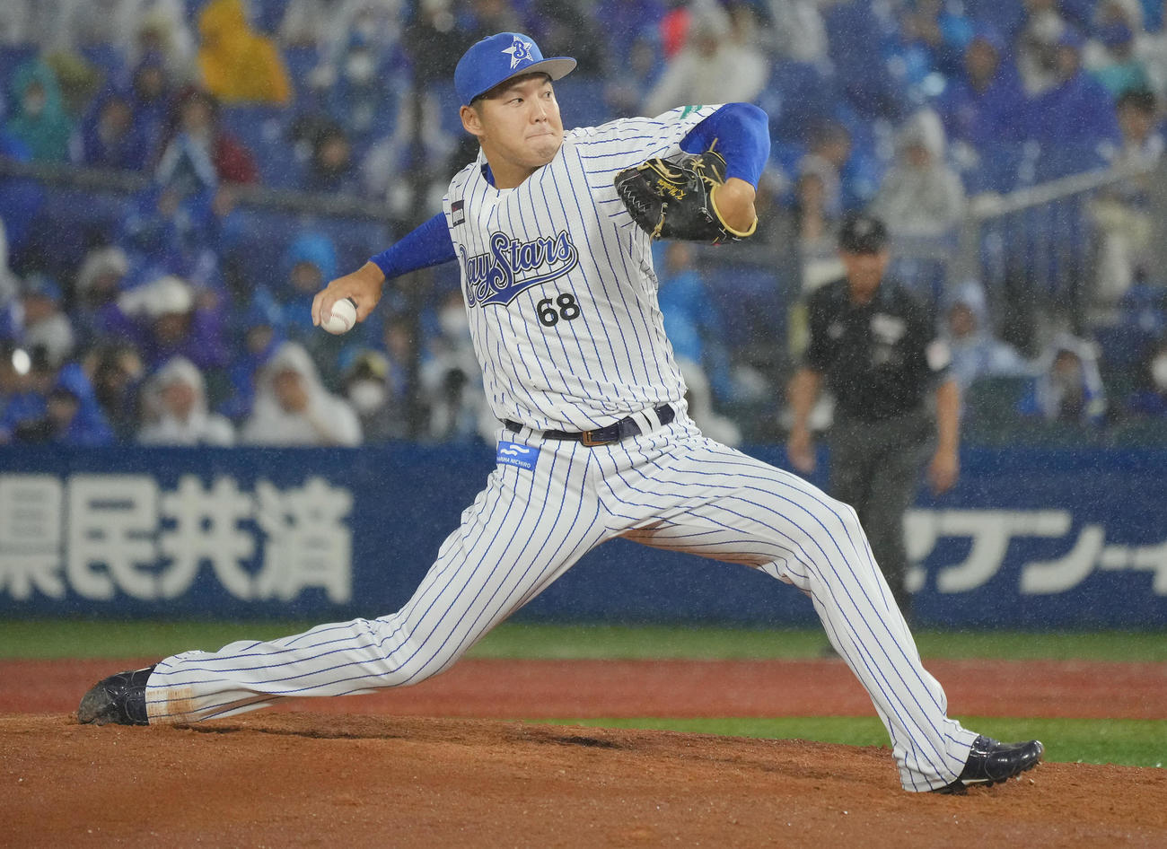 DeNA対ヤクルト　9回表、DeNA3番手で登板し力投する森原（撮影・垰建太）