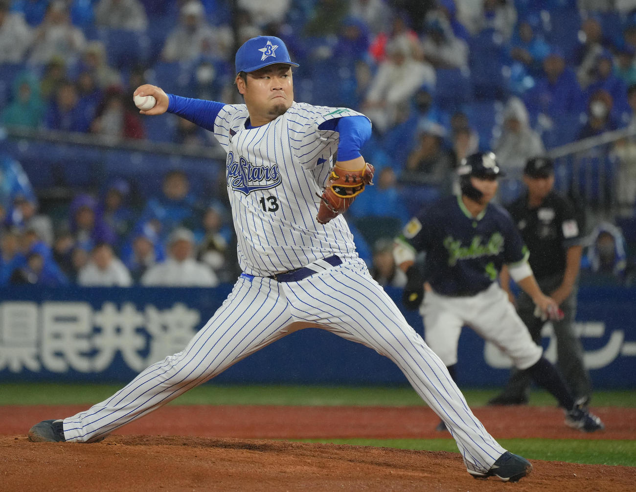 DeNA対ヤクルト　9回表ヤクルト1死一、二塁、DeNA4番手で登板し力投する伊勢（撮影・垰建太）