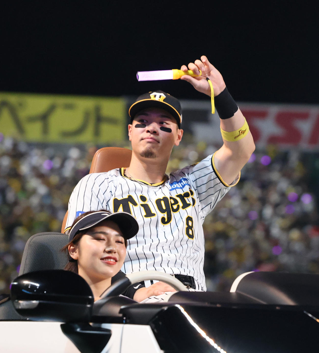 阪神対広島　広島に勝利し、ファンに手を振る阪神佐藤輝（撮影・藤尾明華）