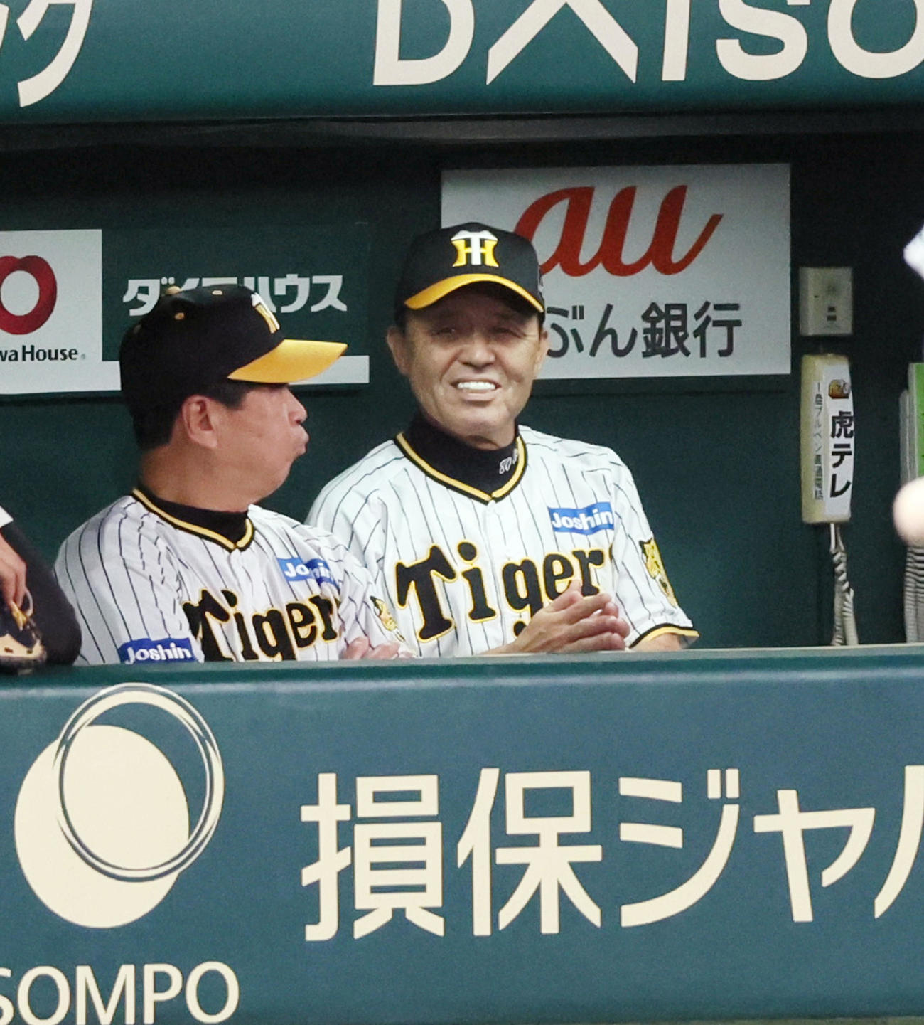 阪神対広島　5回裏、ベンチで笑顔を見せる岡田監督（撮影・加藤哉）