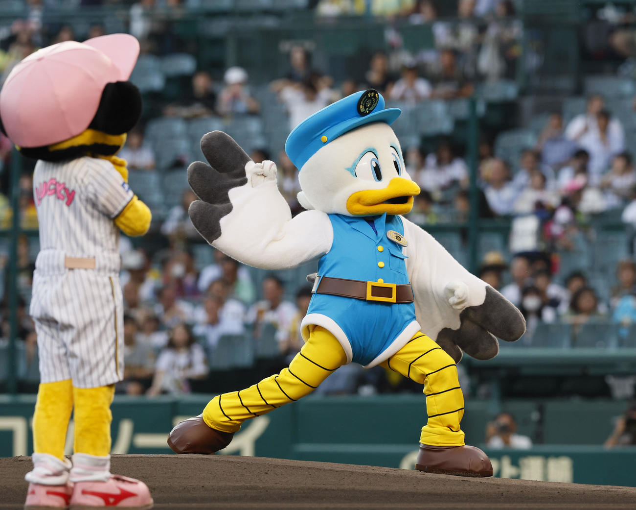 阪神対広島　ファーストピッチを行った兵庫県警察マスコットの「こうへいくん」（撮影・藤尾明華）