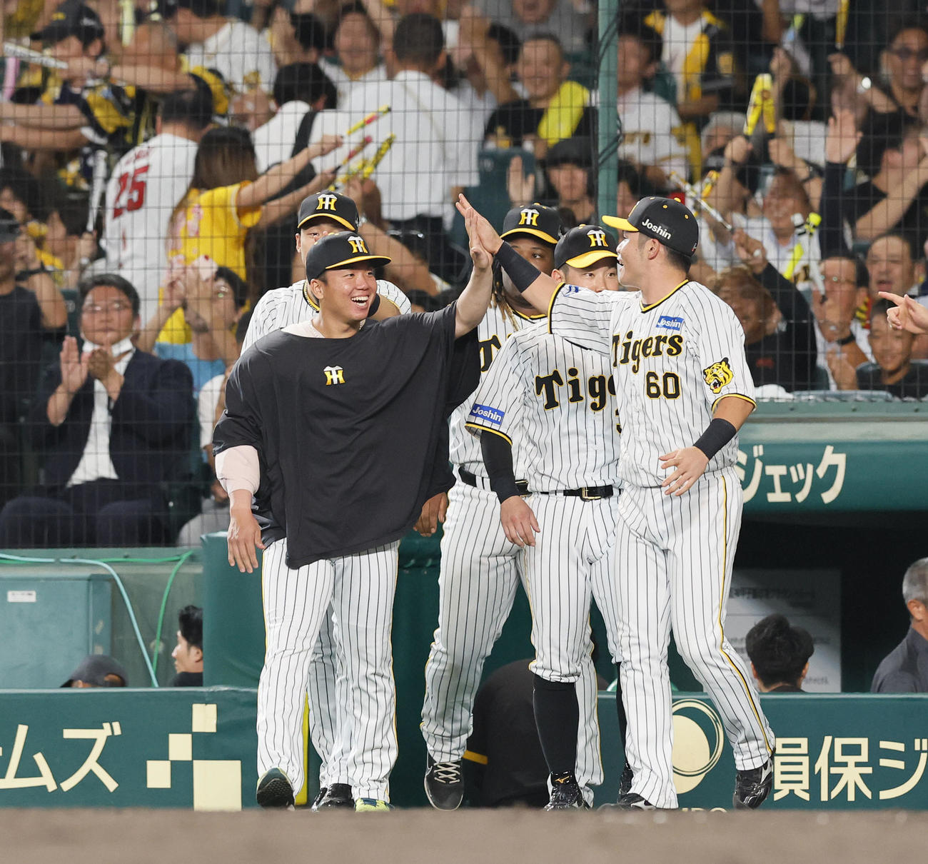 阪神対広島　10勝目を飾り、ナインと喜ぶ阪神村上（手前左）（撮影・藤尾明華）