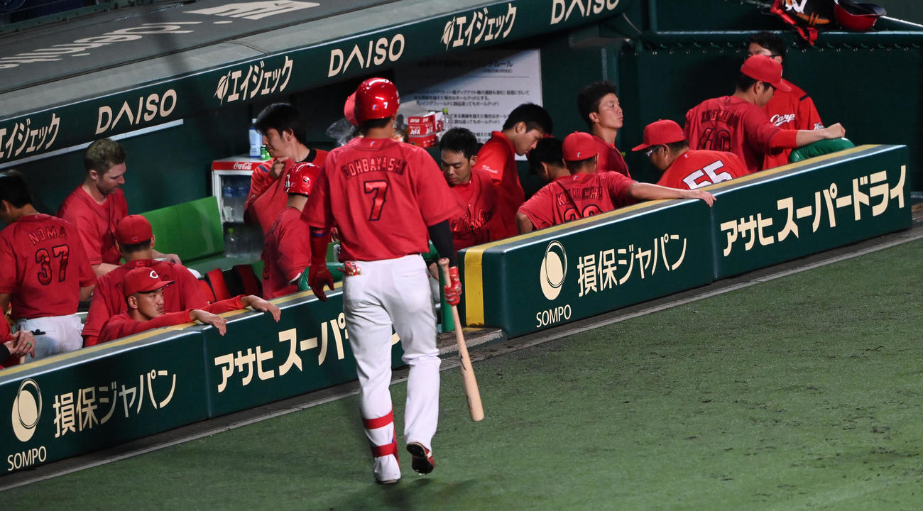 阪神対広島　阪神に敗れがっくりする広島ナイン（撮影・前岡正明）