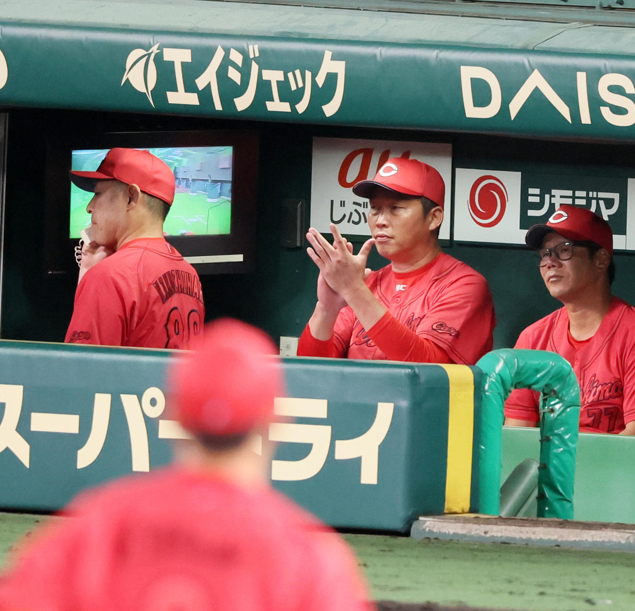 阪神対広島　7回裏を終えベンチで拍手しナインを鼓舞する新井監督（撮影・加藤哉）