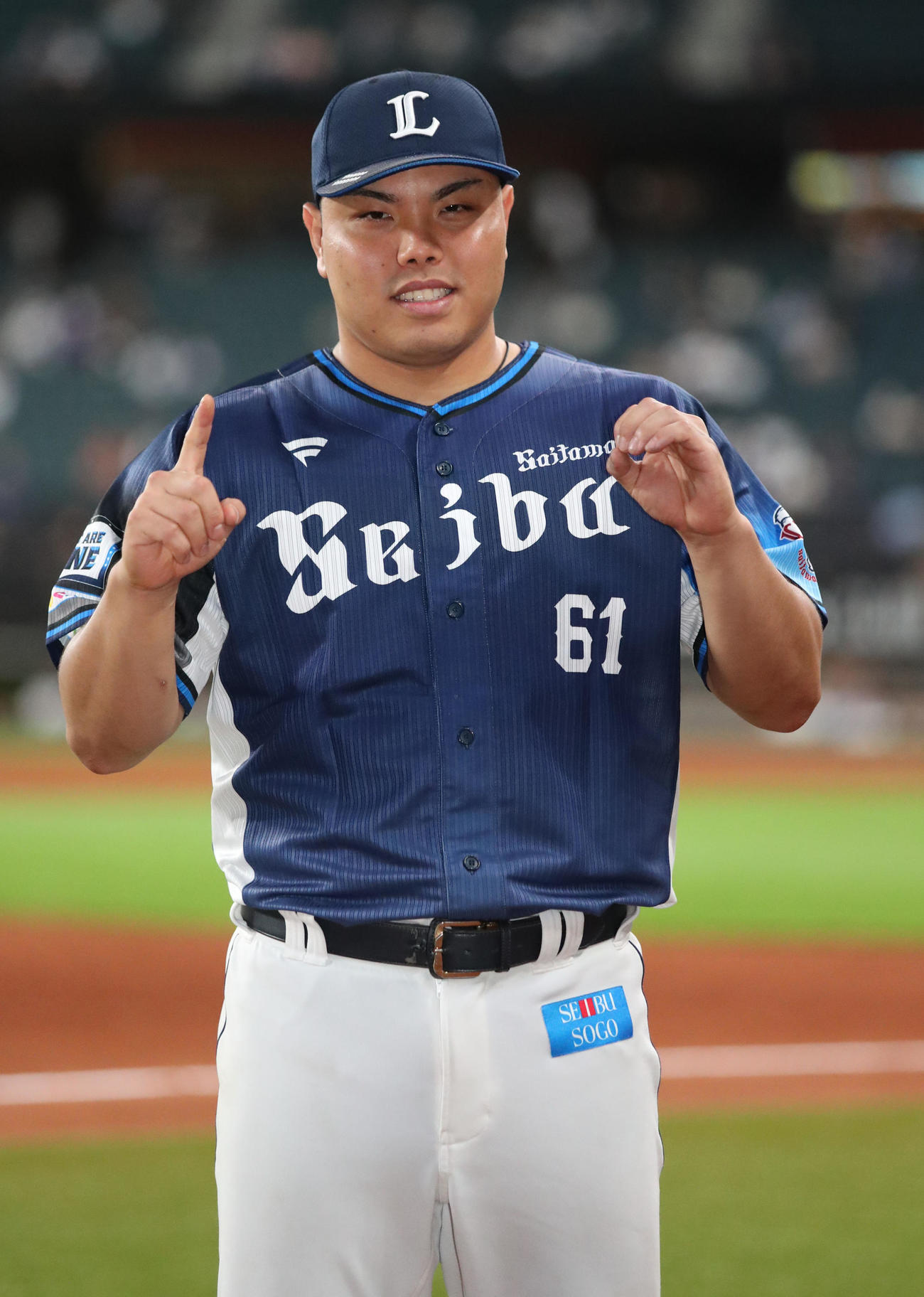 日本ハム対西武　10勝目を挙げ記念撮影に応じる西武平良（撮影・佐藤翔太）