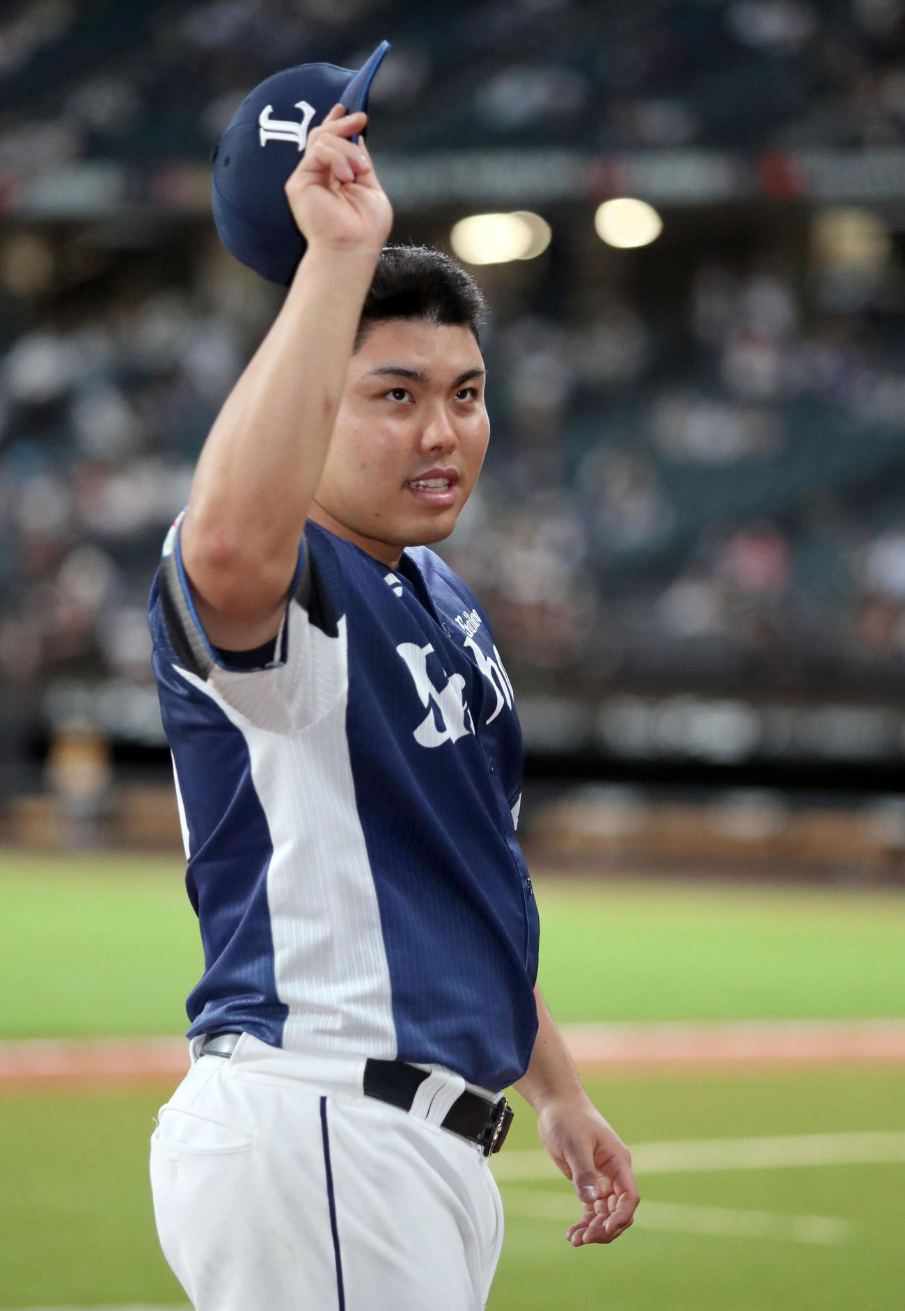 日本ハム対西武　日本ハムに勝利しスタンド応援席のファンからの声援に応えながら引き揚げる平良（撮影・佐藤翔太）