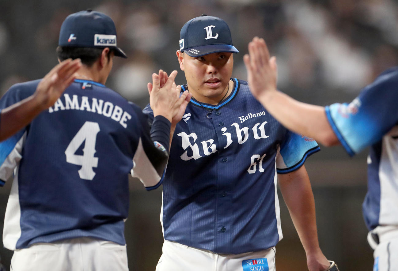 日本ハム対西武　7回裏を無失点に抑えベンチに戻る平良（中央）（撮影・佐藤翔太）