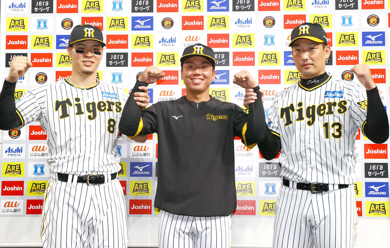 阪神対広島　ヒーローインタビューを終え、お立ち台で記念撮影する、左から佐藤輝、村上、岩崎（撮影・上山淳一）