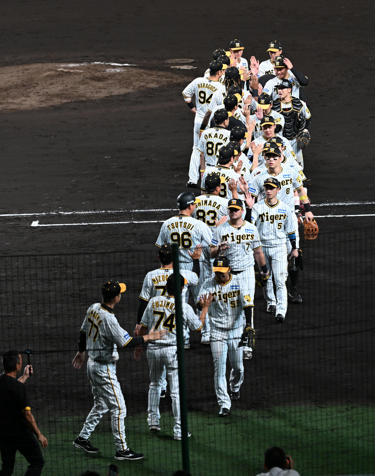 阪神対広島　広島に勝利、喜ぶ阪神ナイン（撮影・前岡正明）