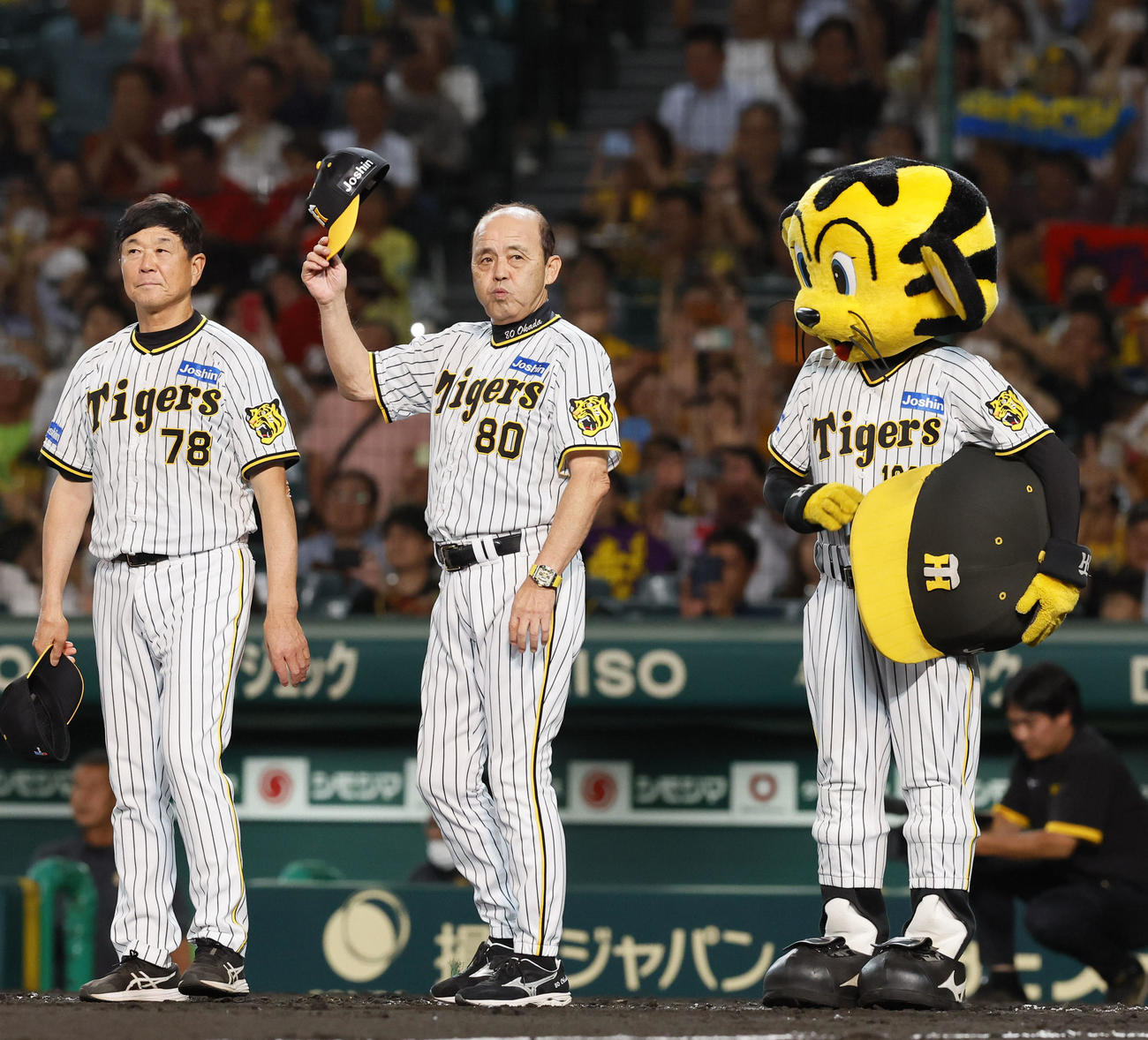 阪神対広島　広島に勝利し、ファンにあいさつする阪神岡田監督（中央）（撮影・藤尾明華）