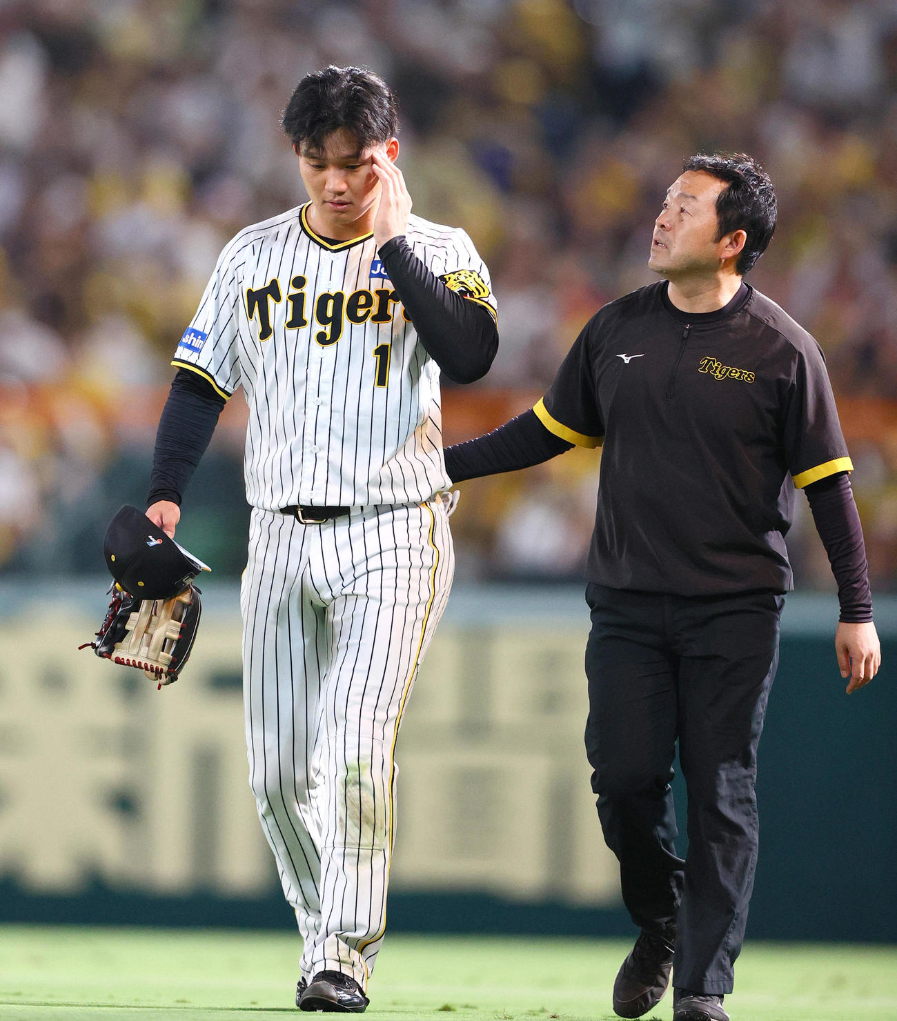 阪神対広島　8回表広島無死、右翼手森下はデビッドソンの右三塁打の打球の跳ね返りが顔に当たりベンチへ退く（撮影・上山淳一）