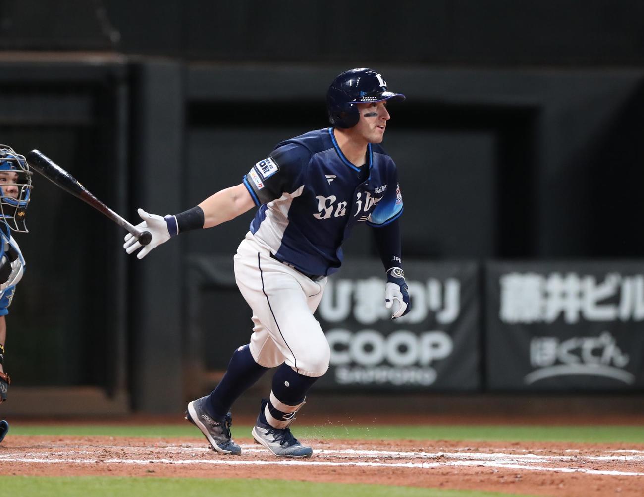 日本ハム対西武　7回表西武無死二、三塁、右前適時打を放つペイトン（撮影・黒川智章）